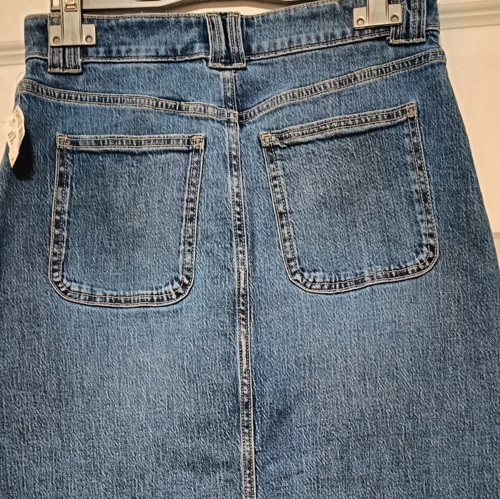M(26)☘️Reitmans Denim Blue Midi Skirt with Button Detail - Picture 9 of 9